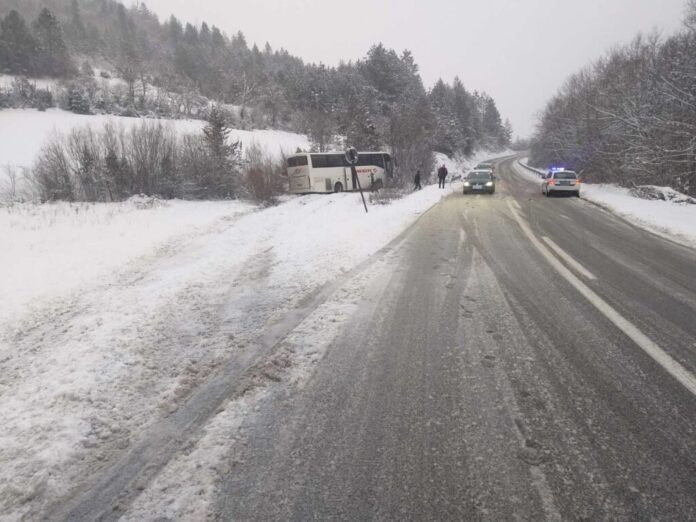 autobus-kod-nove-varosi-sleteo-sa-puta