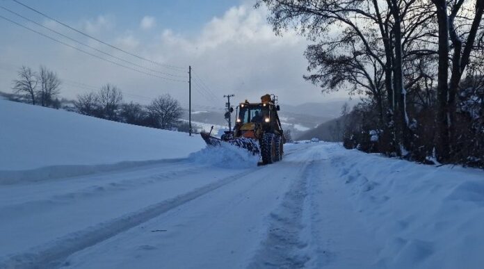 golija-zavejana-sa-sve-tri-strane!-pola-metra-snega-na-putu