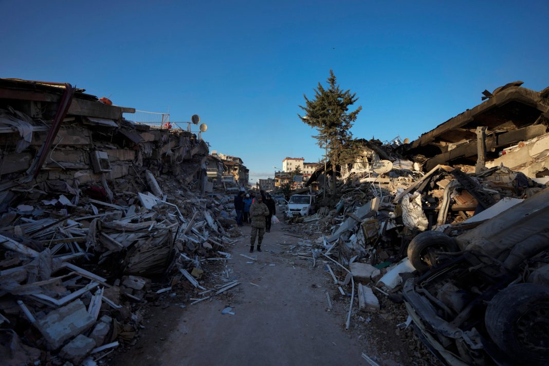 turska:-dve-zene-pronadjene-zive-ispod-rusevina-posle-62-sata-od-zemljotresa