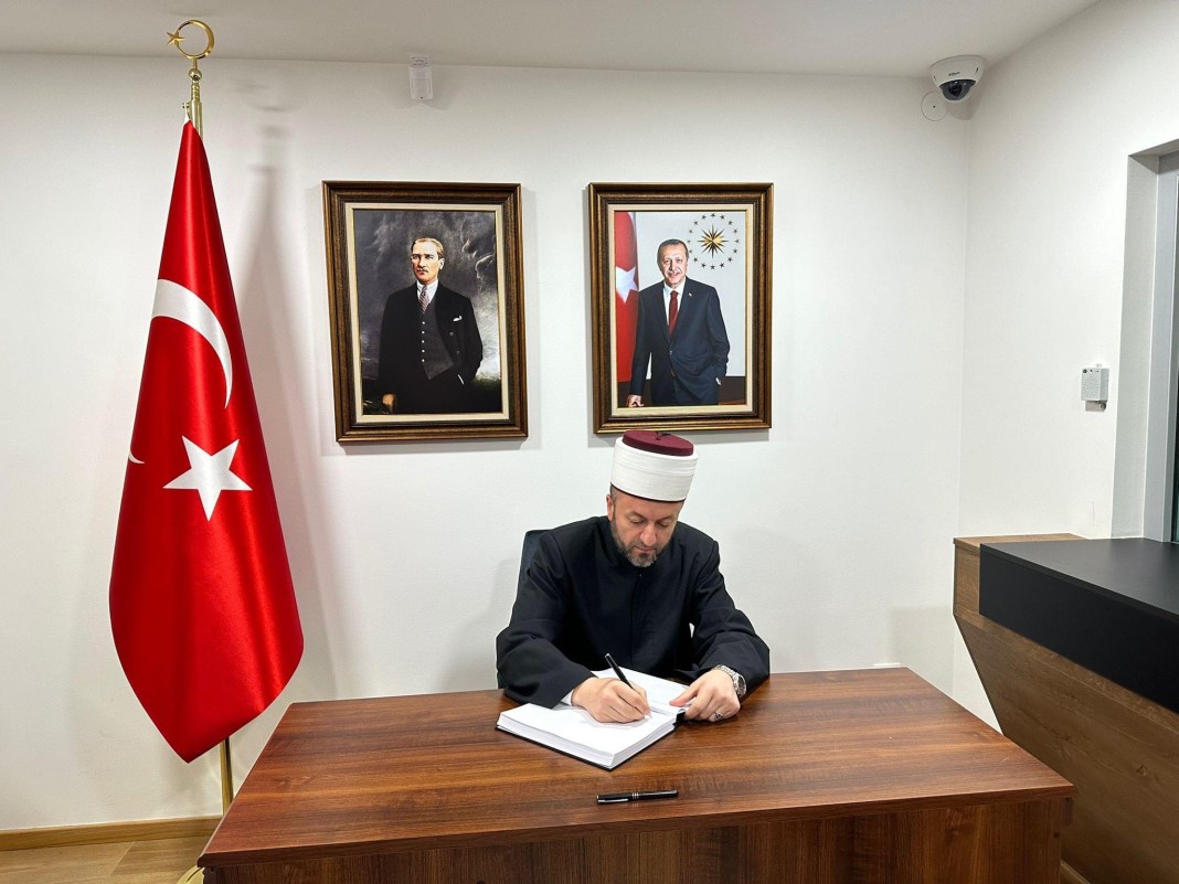 muftija-sandzacki-se-upisao-u-knjigu-zalosti-u-konzulatu-republike-turske-u-novom-pazaru