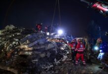 Majka i dve kćerke spašene iz ruševina nakon zemljotresa majka-i-dve-kcerke-spasene-iz-rusevina-nakon-zemljotresa