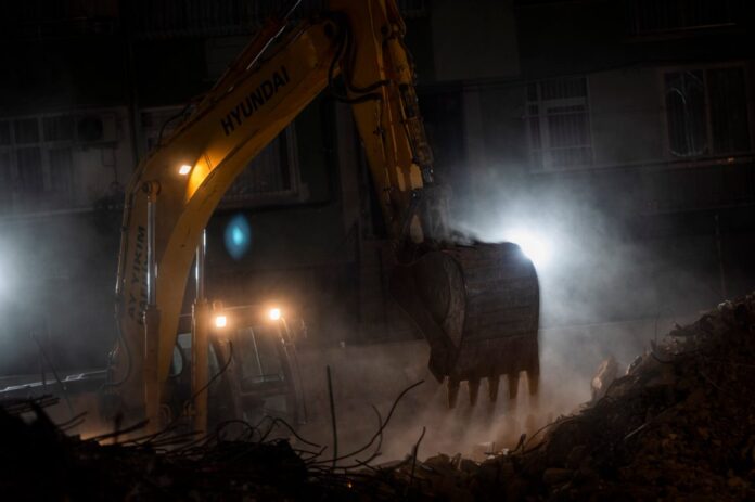 majka-i-dve-kcerke-spasene-iz-rusevina-nakon-112.-sati-od-zemljotresa