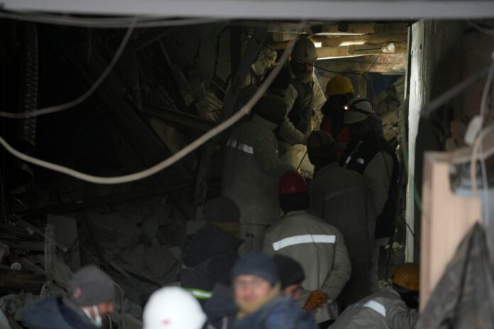 decak-izvucen-iz-rusevina-nakon-vise-od-nedelju-dana!-broj-zrtava-premasio-37.000