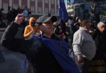 Tirana: Sukob demonstranata i policije ispred parlamenta tirana:-sukob-demonstranata-i-policije-ispred-parlamenta