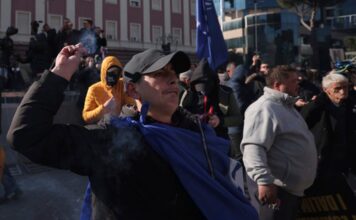 Tirana: Sukob demonstranata i policije ispred parlamenta tirana:-sukob-demonstranata-i-policije-ispred-parlamenta