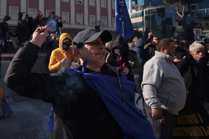 tirana:-sukob-demonstranata-i-policije-ispred-parlamenta