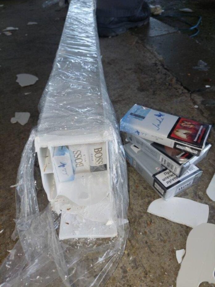 sprecen-pokusaj-krijumcarenja-cigareta-u-supljinama-prozorskog-okvira