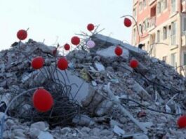 crveni-baloni-na-rusevinama-znak-secanja-na-decu-zrtve-zemljotresa-u-turskoj