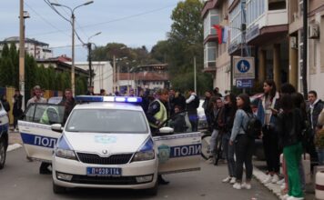 Sve više đaka kupuje “snus” ispred jedne srednje škole u Novom Pazaru sve-vise-djaka-kupuje-“snus”-ispred-jedne-srednje-skole-u-novom-pazaru