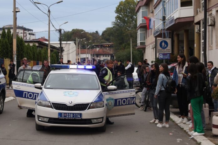 sve-vise-djaka-kupuje-“snus”-ispred-jedne-srednje-skole-u-novom-pazaru