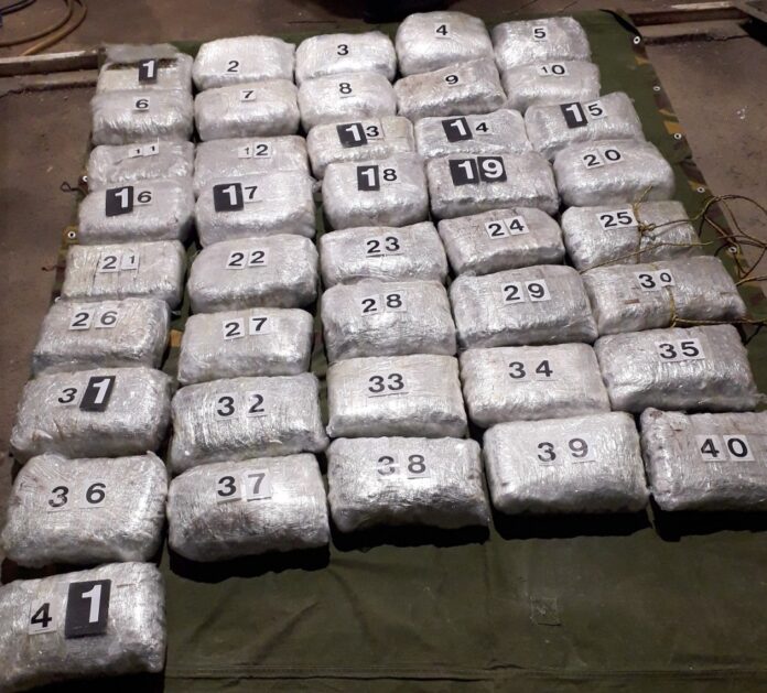 preko-40-kilograma-marihuane-u-duplom-dnu-automobila-(foto)