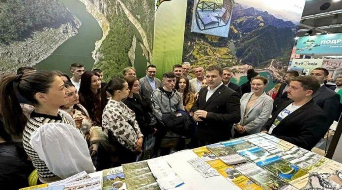 memic-ugostio-mlade-iz-sjenice-na-sajmu