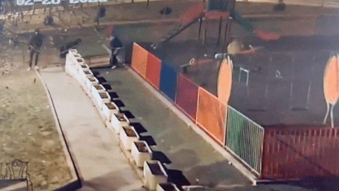 bez-imalo-srama!-pogledajte-kako-lopovi-odnose-klupe-sa-decjeg-igralista-u-novom-pazaru