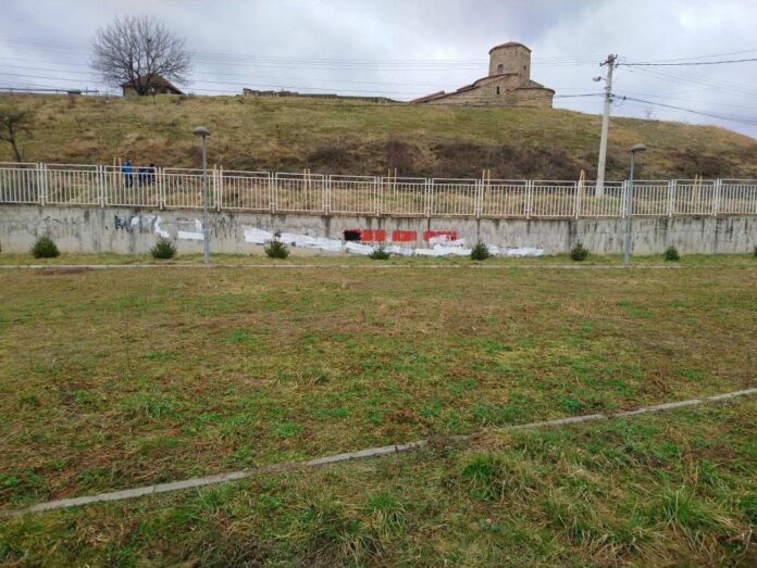 neprimerni-grafiti-na-ogradi-skole-u-novom-pazaru,-regovale-nvo neprimerni-grafiti-na-ogradi-skole-u-novom-pazaru,-regovale-nvo