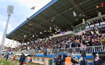 Utakmica u Novom Pazaru počela ubacivanjem igračaka u teren za decu Turske i Sirije utakmica-u-novom-pazaru-pocela-ubacivanjem-igracaka-u-teren-za-decu-turske-i-sirije