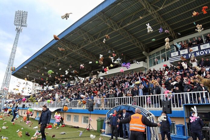 utakmica-u-novom-pazaru-pocela-ubacivanjem-igracaka-u-teren-za-decu-turske-i-sirije utakmica-u-novom-pazaru-pocela-ubacivanjem-igracaka-u-teren-za-decu-turske-i-sirije