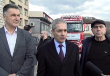 Ambasador Aksoj i gradonačelnik Biševac ispratili 16. kamion pomoći iz Novog Pazara ka Turskoj ambasador-aksoj-i-gradonacelnik-bisevac-ispratili-16.-kamion-pomoci-iz-novog-pazara-ka-turskoj