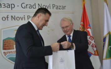 Ambasador Hil u Novom Pazaru: Partnerstvo sa SAD usmereno je na rešavanje izazova i podršku mladima ambasador-hil-u-novom-pazaru:-partnerstvo-sa-sad-usmereno-je-na-resavanje-izazova-i-podrsku-mladima