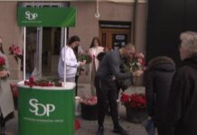 Članovi Foruma mladih SDP-a tradicionalno delili ruže građankama Novog Pazara clanovi-foruma-mladih-sdp-a-tradicionalno-delili-ruze-gradjankama-novog-pazara