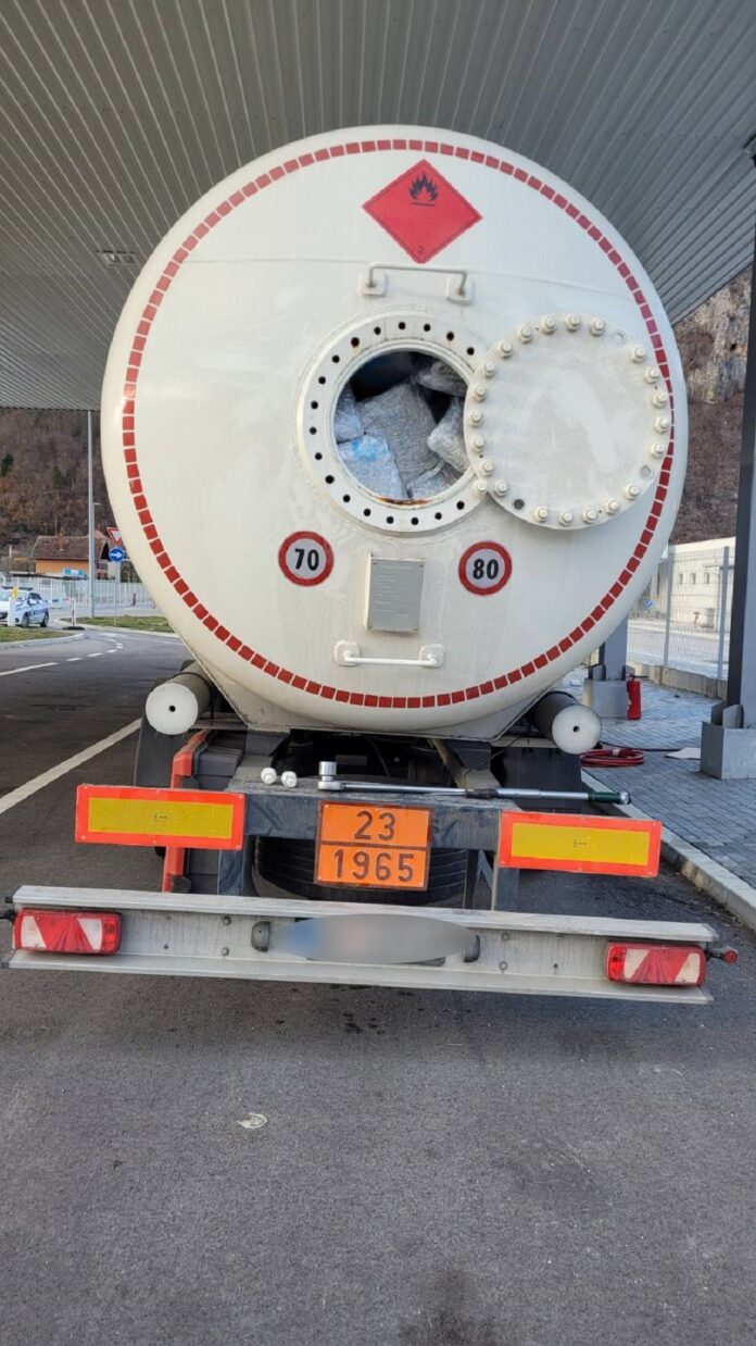 preko-pola-tone-marihuane-u-cisterni-(foto) preko-pola-tone-marihuane-u-cisterni-(foto)