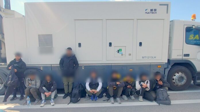 carinici-sprecili-migrante-da-u-koturovima-aluminijuma-ilegalno-predju-granicu carinici-sprecili-migrante-da-u-koturovima-aluminijuma-ilegalno-predju-granicu