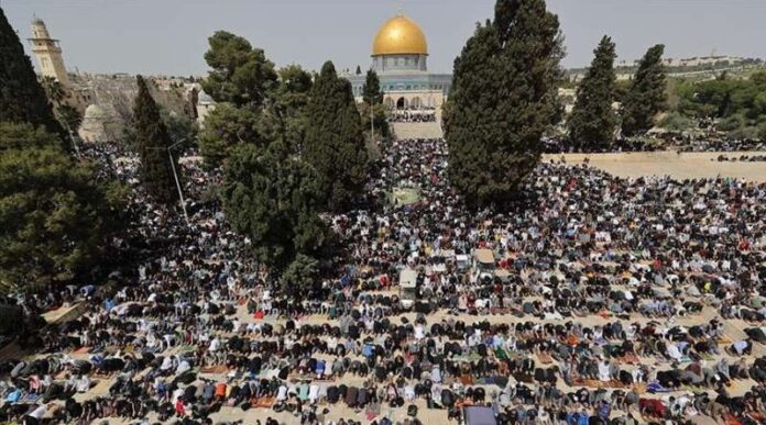 hiljade-vjernika-klanjalo-namaz-u-al-aksi