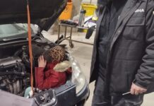 SVI SU BILI ŠOKIRANI! Pokušao da preveze migrantkinju pod haubom (FOTO) svi-su-bili-sokirani!-pokusao-da-preveze-migrantkinju-pod-haubom-(foto)