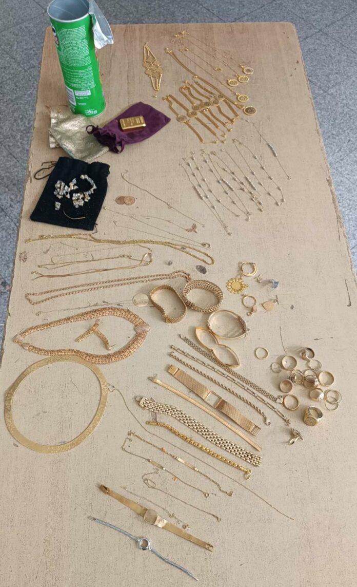 gotovo-kilo-zlata-u-cipsu,-jakni-i-rancu-putnika gotovo-kilo-zlata-u-cipsu,-jakni-i-rancu-putnika