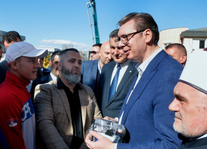 vucic:-novi-pazar-ce-dobiti-vise-transfernog-novca-i-novi-stadion