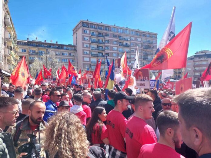 u-pristini-protest-zbog-pocetka-sudjenja-komandanitma-tzv-ovk