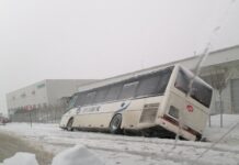 Kod Kragujevca autobus sleteo sa puta, 15 putnika na pregledima u UC kod-kragujevca-autobus-sleteo-sa-puta,-15-putnika-na-pregledima-u-uc