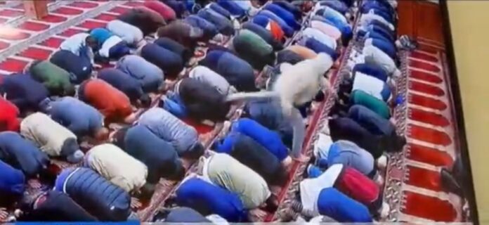 uznemirujuce:-muskarac-nozem-izbo-imama-na-sedzdi-(video)