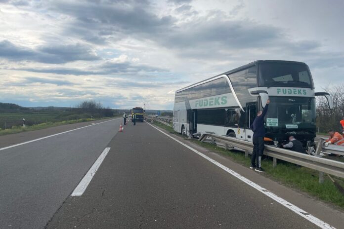 autobus-s-niskim-maturantima-udario-u-bankinu,-nema-povredjenih