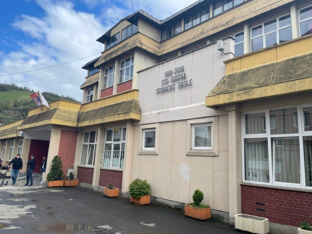 evakuacija-skole-u-novom-pazaru!-sumnja-se-da-je-bacen-suzavac