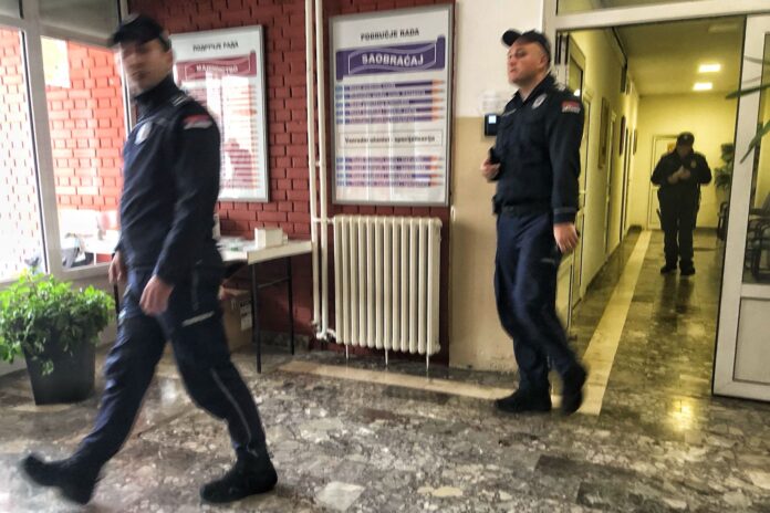 novi-pazar:-identifikovan-ucenik-tehnicke-skole-koji-je-bacio-suzavac-(foto/video)