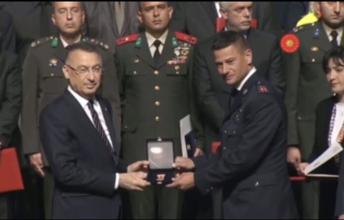 spasiocu-iz-mup-a-srbije-turska-dodelila-medalju-za-pomoc-posle-zemljotresa