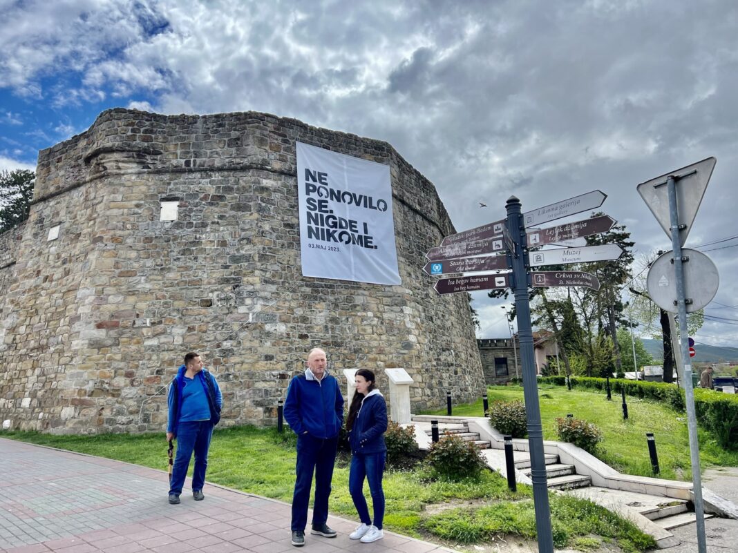 novi-pazar:-transparent-podrske-porodicama-tragicno-nastradalih-u-skoli-“vladislav-ribnikar”