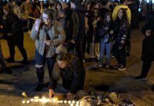 Novi Pazar: Odavanje pošte stradalim đacima u Beogradu (FOTO) novi-pazar:-odavanje-poste-stradalim-djacima-u-beogradu-(foto)