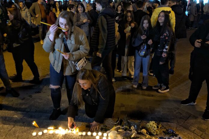 novi-pazar:-odavanje-poste-stradalim-djacima-u-beogradu-(foto)