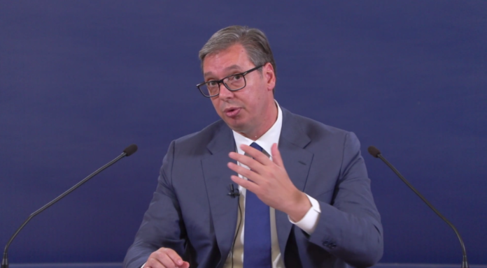 vucic:-predato-vise-od-3.000-komada-oruzja,-veliki-broj-policajaca-u-skolama