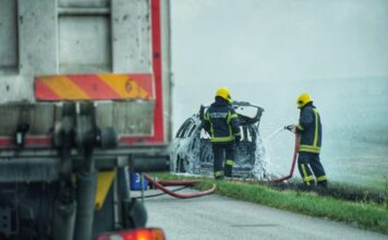 Zapalio se automobil na auto-putu kod isključenja za Batajnicu i Nove Banovce zapalio-se-automobil-na-auto-putu-kod-iskljucenja-za-batajnicu-i-nove-banovce