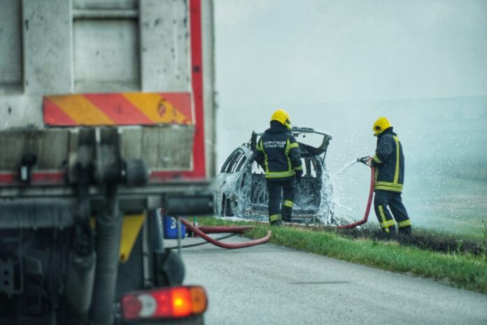 zapalio-se-automobil-na-auto-putu-kod-iskljucenja-za-batajnicu-i-nove-banovce