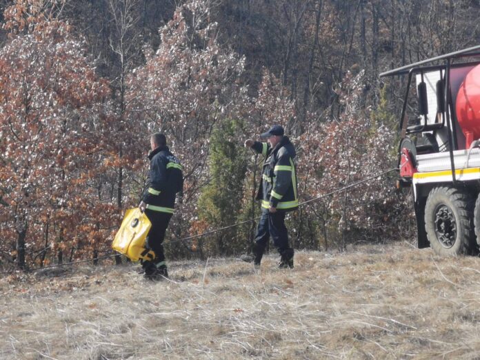 grom-udario-u-pomocni-objekat-i-zapalio-ga:-pozar-u-okolini-tutina