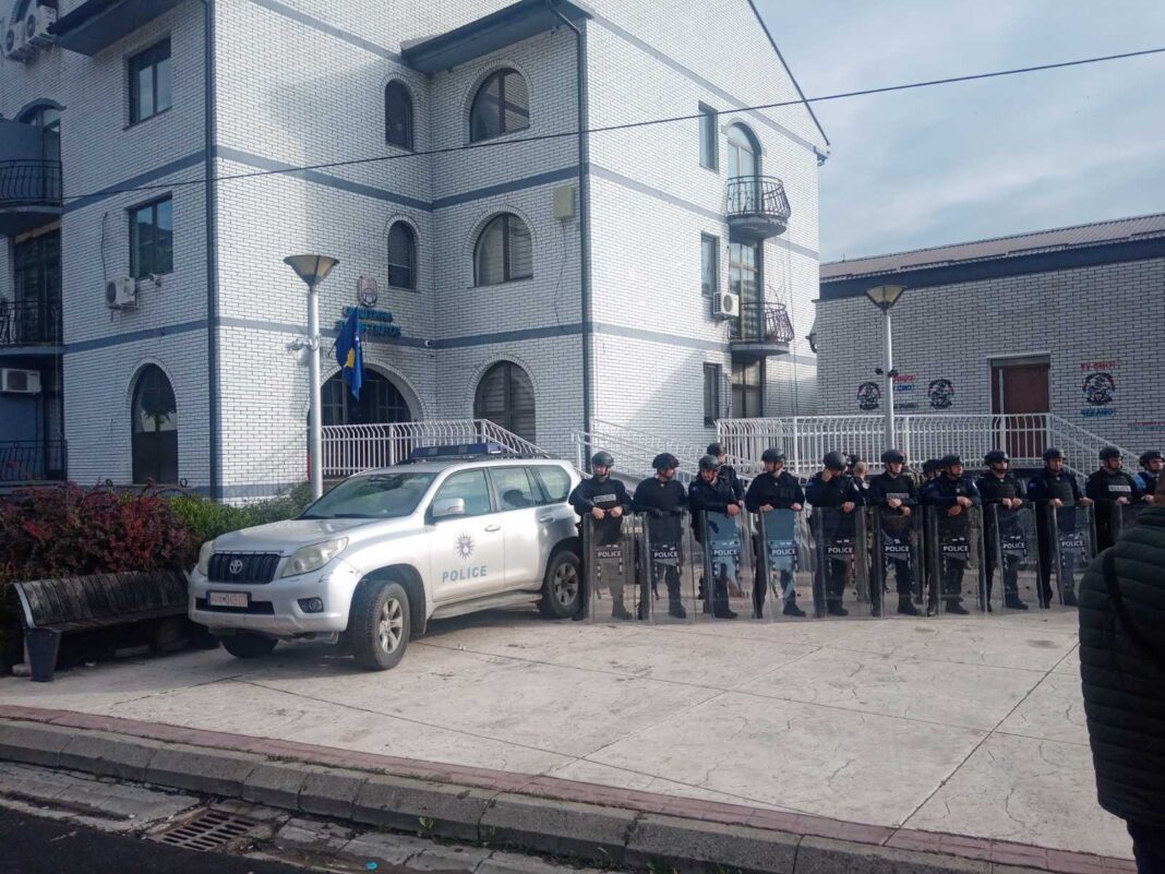 kfor-se-priprema-da-razvuce-bodljikavu-zicu-u-zvecanu