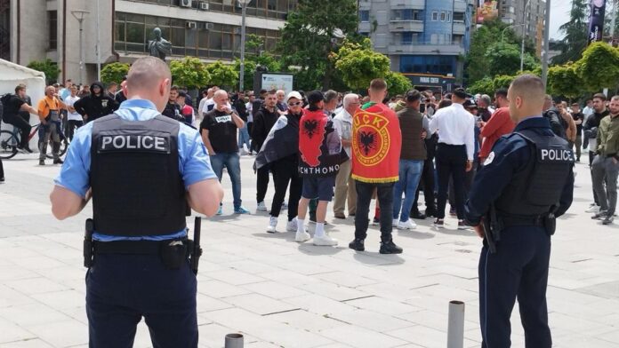 vise-desetina-albanaca-na-skupu-u-juznoj-mitrovici,-uzvikuju-parole-protiv-srba vise-desetina-albanaca-na-skupu-u-juznoj-mitrovici,-uzvikuju-parole-protiv-srba