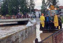 Četvoro male dece zarobljeno u kući, voda prodire u stambene objekte: Ogromne poplave ponovo prave haos u Sjenici, meštane spasavaju bagerima (FOTO) cetvoro-male-dece-zarobljeno-u-kuci,-voda-prodire-u-stambene-objekte:-ogromne-poplave-ponovo-prave-haos-u-sjenici,-mestane-spasavaju-bagerima-(foto)