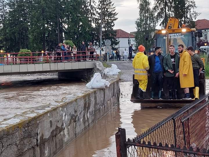 cetvoro-male-dece-zarobljeno-u-kuci,-voda-prodire-u-stambene-objekte:-ogromne-poplave-ponovo-prave-haos-u-sjenici,-mestane-spasavaju-bagerima-(foto)