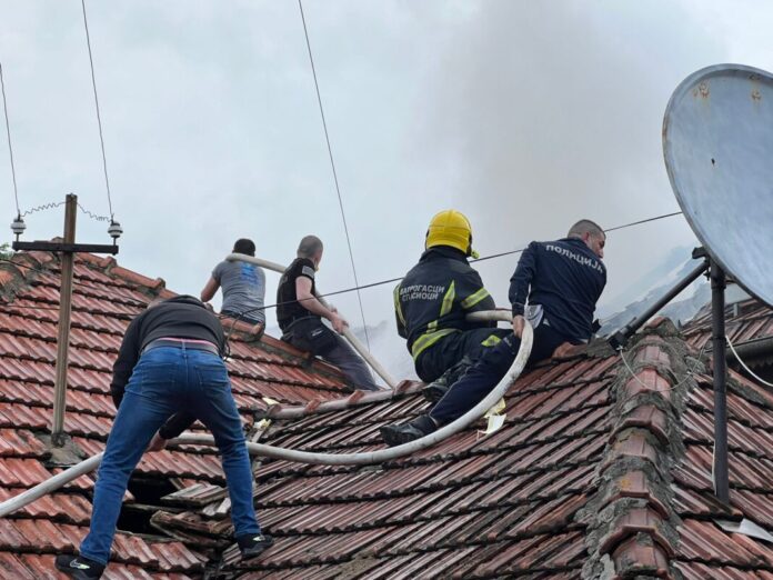 lokalizovan-pozar-u-novom-pazaru!-veliki-broj-gradjana-zatrazio-prvu-pomoc-(foto) lokalizovan-pozar-u-novom-pazaru!-veliki-broj-gradjana-zatrazio-prvu-pomoc-(foto)