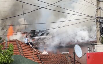 HEROJ IZ NOVOG PAZARA! Semir Kambović se više od sat vremena borio sa vatrom na krovu kuće, nakon požara hospitalizovan (FOTO/VIDEO) heroj-iz-novog-pazara!-semir-kambovic-se-vise-od-sat-vremena-borio-sa-vatrom-na-krovu-kuce,-nakon-pozara-hospitalizovan-(foto/video)