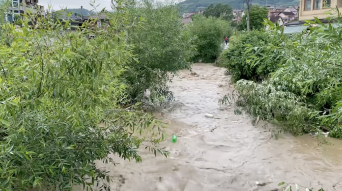 zbog-obilnih-padavina-izlila-se-reka-trnavica-u-novom-pazaru